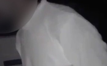 فيديو متداول لـ”راعي ماشية” يكبل كفيله في الصحراء.. حوار واحتجاج ووعد لم يفِ به