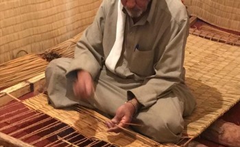 روى قصته في “الجنادرية”.. “آل حميد” يحترف صناعة المقاطف منذ 50 عاماً