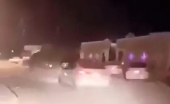 شاهد.. اصطدام سيارة بناقة في أحد الأحياء بالمملكة