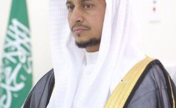 شاهد.. مدير “تعليم جازان” يزور الطالب المطعون داخل حافلة ويتوعد بمحاسبة المقصّرين