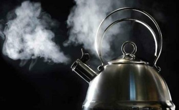 “الغذاء والدواء” ترد على إشاعة وجود مخاطر صحية في حالة إعادة غلي المياه