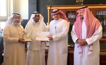 عميد شؤون الطلاب بجامعة أم القرى يكرم مستشار النادي الثقافي