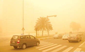 شاهد.. عاصفة ترابية تضرب منطقة الرياض.. وتنبيهات من أمن  الطرق لتوخي الحيطة والحذر