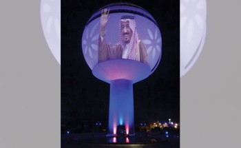 برج بريدة التاريخي يتزين بصورة خادم الحرمين الشريفين
