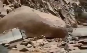 بالفيديو.. صخور ضخمة تقطع طريق “عقبة الشفا” بالطائف