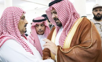 محافظ الداير يؤدي صلاة الميت على الشهيد سالم الحريصي