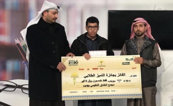 مجمع الخندق بهديب يكرم طلابه المميزين