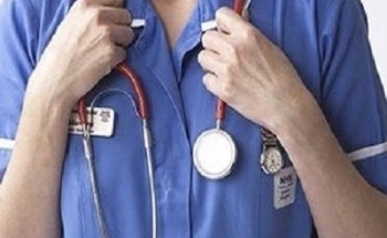 إعلان وظيفي لممرضين فلبينيين بلا شروط يثير جدلًا بالقطاع الصحي!