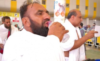 جمعية غيث الخيرية تنفرد وحيدة بسقيا الحجاج في صالة الحجاج بمطار الملك عبدالعزيز