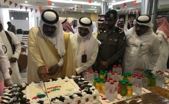 محافظ بيش يؤدي صلاة العيد ويزور المرضى المنومين بالمستشفى ويعايد مشائخ وأعيان المحافظة في منازلهم