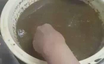 فيديو متداول.. مواطنة تعثر على مادة أشبه بـ”الأسمنت” في بهارات اشترتها من السوق