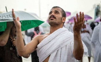 في مشهد مهيب.. ألسنة الحجاج تصدح بالدعاء تحت أمطار عرفات الغزيرة