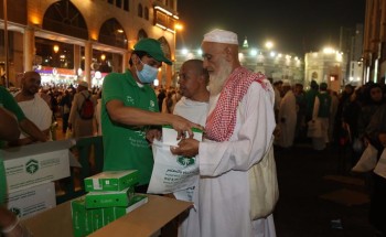 بتوجيه من أمير مكة .. توزيع وجبات السحور على ضيوف الرحمن طيلة العشر الأواخر