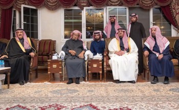 الأمير محمد بن عبدالرحمن يقدم العزاء لأسرة الشثري