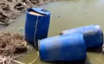 فيديو.. مداهمة وكر لتصنيع الخمور داخل مستنقع لتجمع مياه السيول في جدة