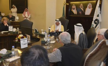 خالد الفيصل يخاطب وفداً دولياً باللغة العربية رغم تمكنه من الإنجليزية (فيديو)