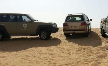 حرس الحدود ينقذ حياة إماراتيين تعطلت سيارتهما في الربع الخالي
