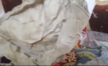 بالفيديو..مواطن يعثر على مفاجأة صادمة داخل وسادة نوم
