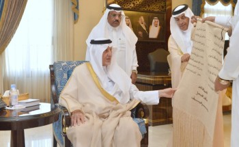 مواطنة تهدي الأمير خالد الفيصل قطعة قماش غالية.. وهكذا جاء رده