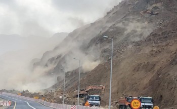 “نقل عسير” يواصل أعمال صيانة عقبة ضلع ويفجر الصخور المعرضة للسقوط