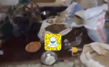 ضبط منزلين استخدمتهما عمالة وافدة لتصنيع مادة التنباك في تبوك (فيديو)