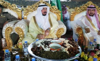 محافظ الحائط يعايد الاهالي بمناسبة عيد الفطر المبارك