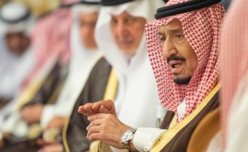 بالصور.. خادم الحرمين يستقبل الأمراء والعلماء وجمعاً من المواطنين
