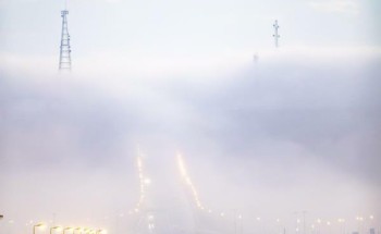 صور مثيرة تظهر «طلعة الغاط» مغطاة بالضباب