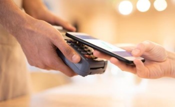 إلزام جميع المحال ومقدمي الخدمات بتوفير وسائل الدفع الإلكتروني