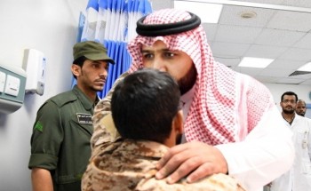 محمد بن عبدالعزيز لأحد الجنود المصابين: أنت بطل وحنا نفخر فيكم وبمعنوياتكم العالية