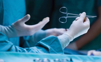 فريق طبي يستخرج بطارية من أذن طفل بالقريات