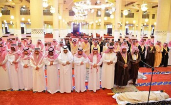 سمو أمير منطقة الرياض يؤدي صلاة الميت على الأمير محمد بن متعب بن عبدالله – رحمه الله –