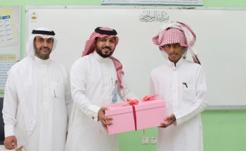 تغريدة ثانوية بوادي الدواسر تدفع مدير التعليم لزيارة المدرسة وتكريم أحد الطلاب (صور)