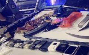 شاهد.. “شرطة الرياض” تضبط أحد أخطر مروجي المخدرات.. وهذا ما عثرت عليه في مخبئه