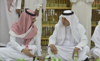 شاهد.. الأمير خالد الفيصل والسديس يشاركان رجال الأمن طعام الإفطار بالمسجد الحرام