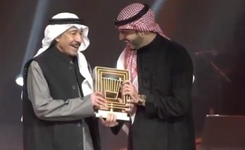 هكذا تفاعل الفنان عبدالكريم عبدالقادر مع تكريمه بمسرح مرايا في العلا (فيديو)