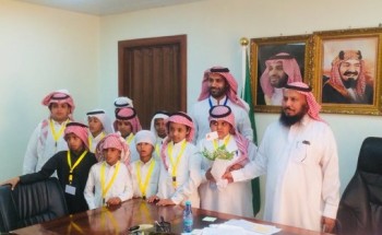 طلاب مدرسة معاذ بن جبل الإبتدائية في زيارة لمكتب تعليم الحائط