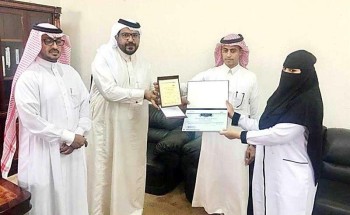 تكريم طبيبة وممرضتين لتوليدهن سيدة داهمها المخاض داخل سيارة بجازان