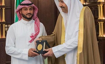 مواطن يساعد رجال الأمن في القبض على عمالة مخالفة تروج المخدرات.. وأمير الباحة يكرمه