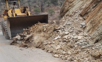 انهيارات صخرية وإغلاقات للطرق بسبب الأمطار على رجال ألمع .. والبلدية تتفاعل