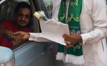 ضمن احتفاليته باليوم الوطني .. مركز النشاط الإجتماعي ببيش العليا يوزع الورود والهدايا على المسافرين