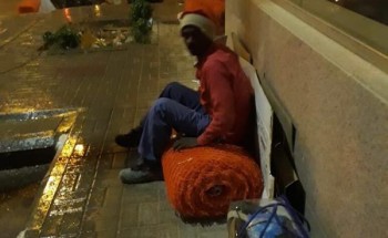 عامل ينام في العراء في أجواء برد قارس بالرياض.. و”العمل” تتدخل