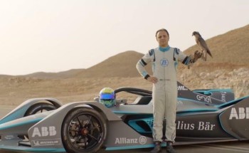 شاهد.. سباق مثير بين صقر الشاهين أسرع كائن حي على وجه الأرض وسيارة “فورمولا” بالمملكة