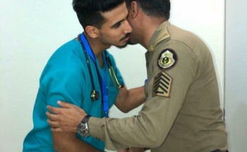 شاهد صورة معبره الأب رجل الأمن والأبن الطبيب يهنئون بعض بعد إنتهاء مهمة الحج بنجاح