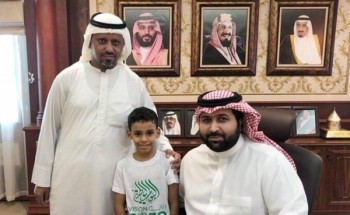 نائب أمير جازان يحقق رغبة ابن أحد شهداء الحد الجنوبي ويهديه سيارة وآيفون