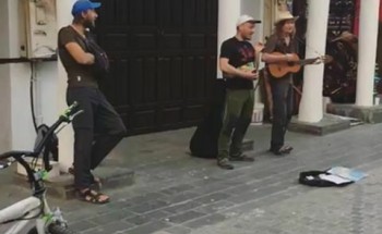 شاهد.. سائحان يقدمان عرضاً غنائياً في شارع بجدة التاريخية ويطلبان دعمهما بالمال