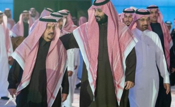 شاهد.. ولي العهد يخلع بشته فور رؤيته أمير الرياض ويقبل كتفه احتراماً له