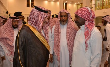 محافظ محايل ينقل تعازي القيادة لذوي الشهيد الجندي أول عسيري .