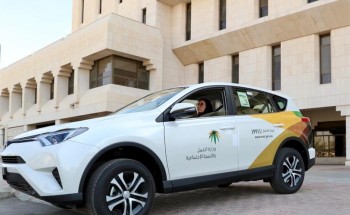 تسليم أول سيارة لـ”مفتشة ميدانية” في وزارة العمل