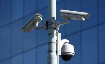 مصادر: “الداخلية” تخطط لنشر كاميرات لمراقبة الطرق وسائل النقل ومواقع التجمعات لمحاصرة الجريمة